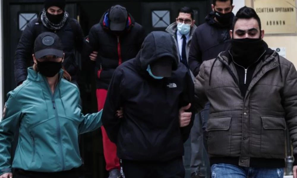 Επίθεση στο μετρό: Αφέθηκαν ελεύθεροι με περιοριστικούς όρους οι δράστες